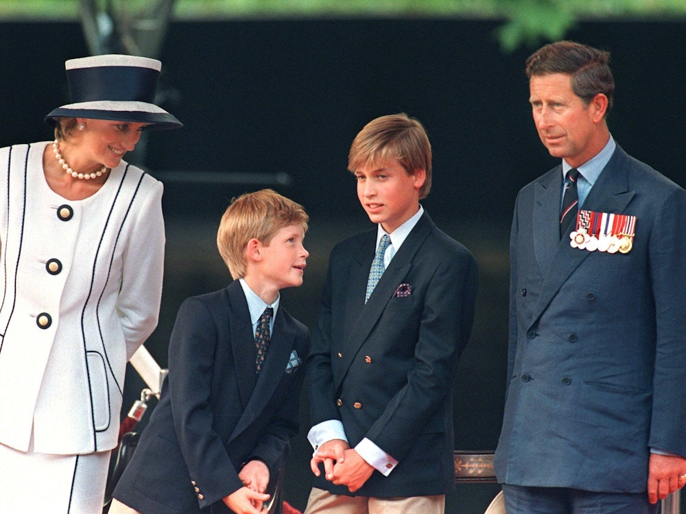 Prinzessin Diana, ihre Kinder, Prinz Harry und Prinz William, und ihr Ehemann Prinz Charles von Großbritannien auf einem undatierten Foto.