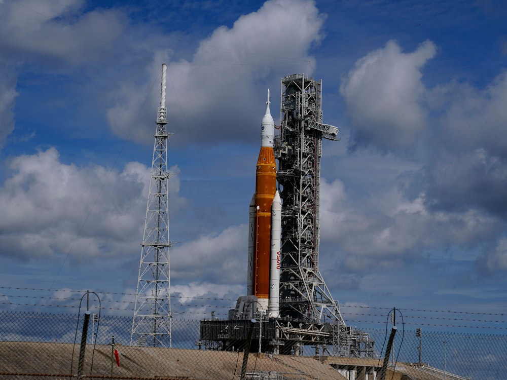 Die neue NASA-Mondrakete steht auf der Startrampe 39-B im Kennedy Space Center in Cape Canaveral, Florida.