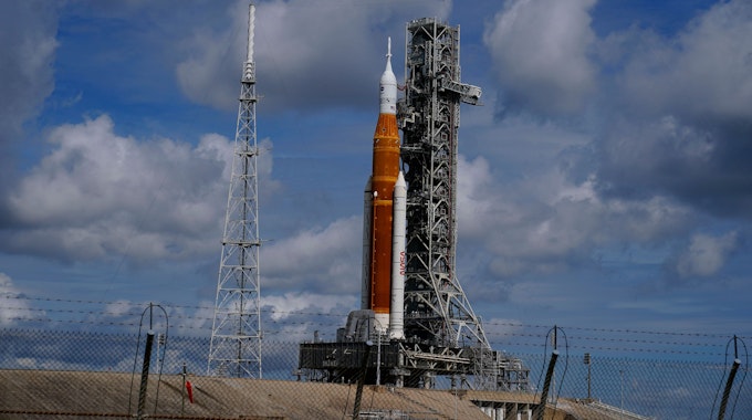 Die neue NASA-Mondrakete steht auf der Startrampe 39-B im Kennedy Space Center in Cape Canaveral, Florida.
