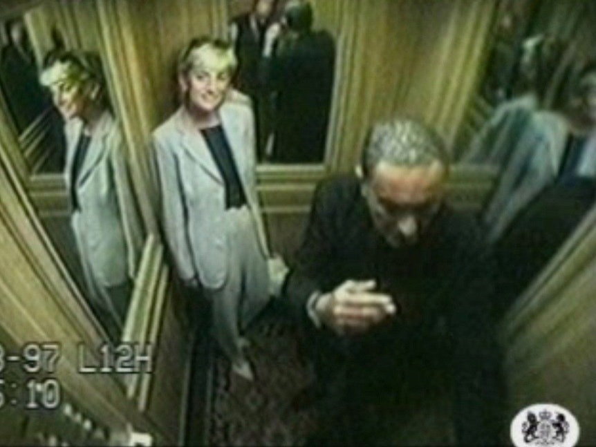 Das Foto vom 30. August 1997 zeigt Lady Diana und Dodi im Aufzug des Ritz-Hotels in Paris. Diese und weitere Aufnahmen wurden im Rahmen der Unfalluntersuchung öffentlich gemacht.
