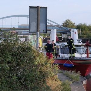 Die Feuerwehr suchte mit einem Großeinsatz nach dem Vermissten. Hier das Löschboot der Feuerwehr Dortmund im Einsatz.
