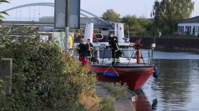 Die Feuerwehr suchte mit einem Großeinsatz nach dem Vermissten. Hier das Löschboot der Feuerwehr Dortmund im Einsatz.