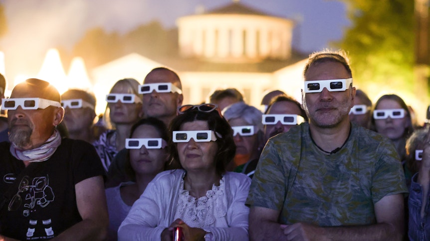 Die Kraftwerk-Fans schauen mit 3D-Brillen beim Konzert zu.