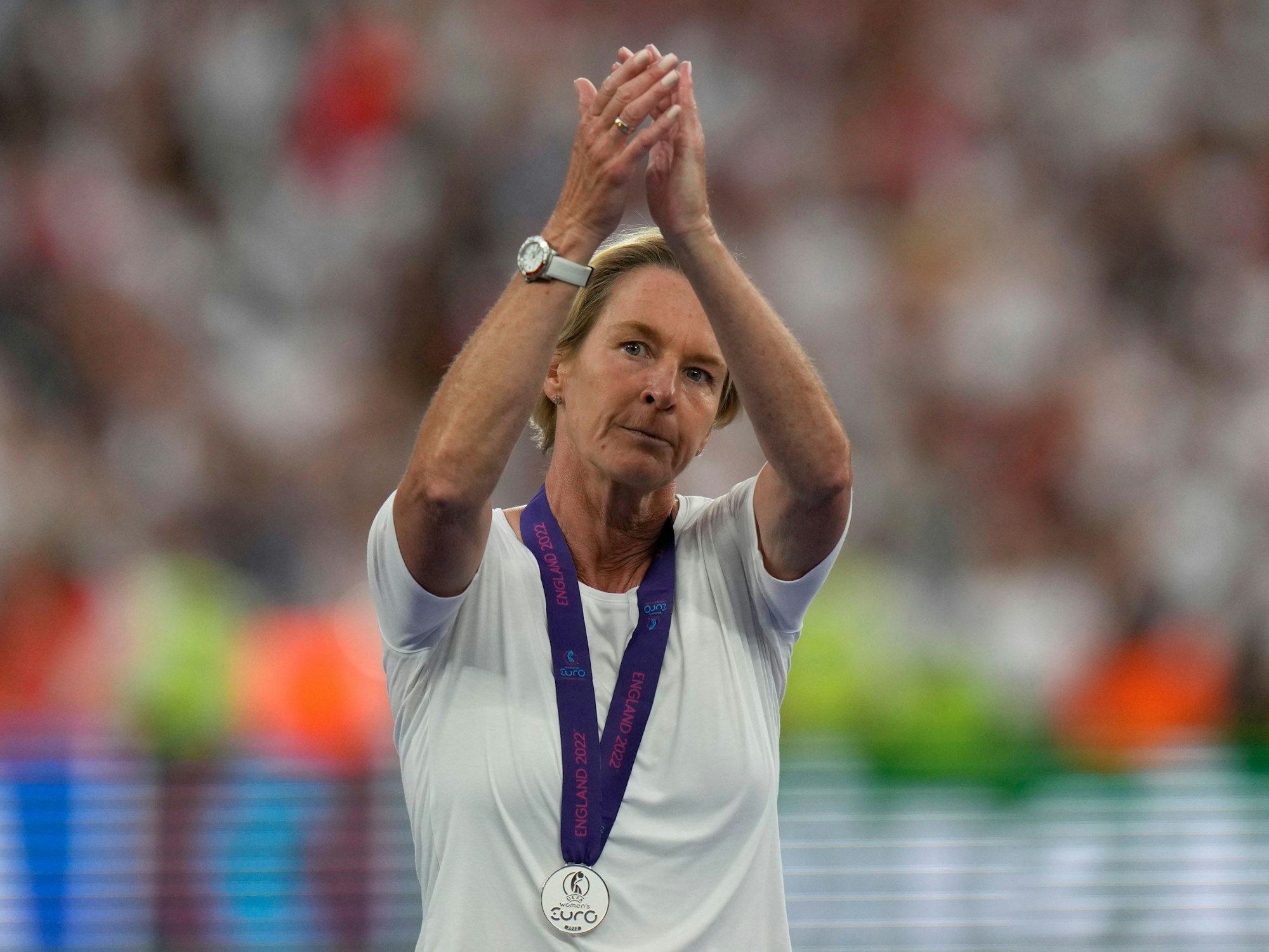 Martina Voss-Tecklenburg, Trainerin von Deutschland, applaudiert nach dem Spiel.