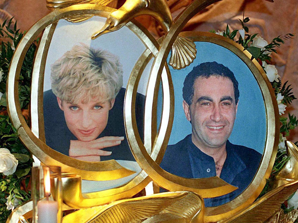 Fotos von Prinzessin Diana und Dodi al Fayed stehen in einer Bronze-Skulptur in einem Schaufenster des Kaufhauses Harrods in London, England (undatiertes Foto).