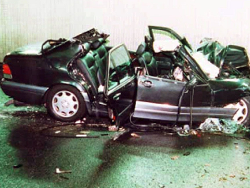 Das Foto, das am 2. Oktober 2007 im Rahmen der Unfalluntersuchung veröffentlicht wurde, zeigt den Mercedes, in dem Prinzessin Diana starb.