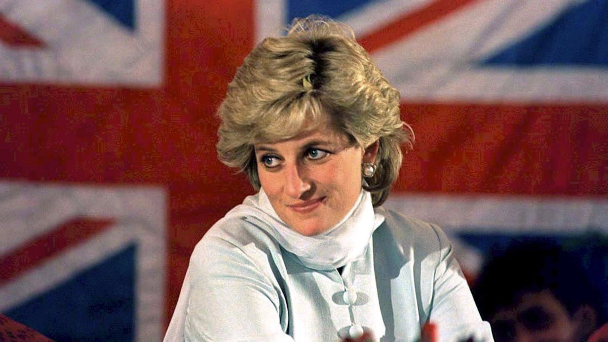 Prinzessin Diana vor der britischen Fahne bei einem Besuch in Pakistan 1996.