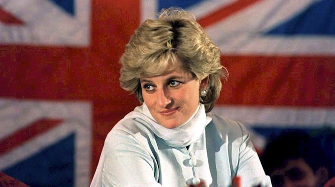 Prinzessin Diana vor der britischen Fahne bei einem Besuch in Pakistan 1996.