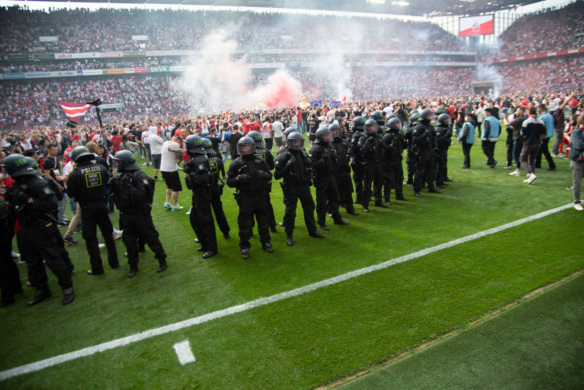 Die Fans des 1. FC Köln stürmten nach dem Spiel gegen den VfL Wolfsburg am 7. Mai 2022 den Rasen im Rhein-Energie-Stadion.