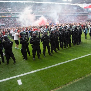 Die Fans des 1. FC Köln stürmten nach dem Spiel gegen den VfL Wolfsburg am 7. Mai 2022 den Rasen im Rhein-Energie-Stadion.