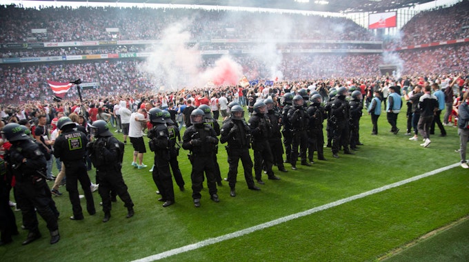 Kölner Fans stürmen nach dem Schlusspfiff den Rasen.