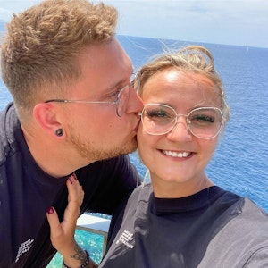 Die „Goodbye Deutschland“-Stars Sarah Wagner und Sebastian Barfels melden sich mit traurigen Nachrichten bei ihren Fans. Das Foto zeigt das Paar im Juni 2021 auf ihrem Instagram-Kanal.