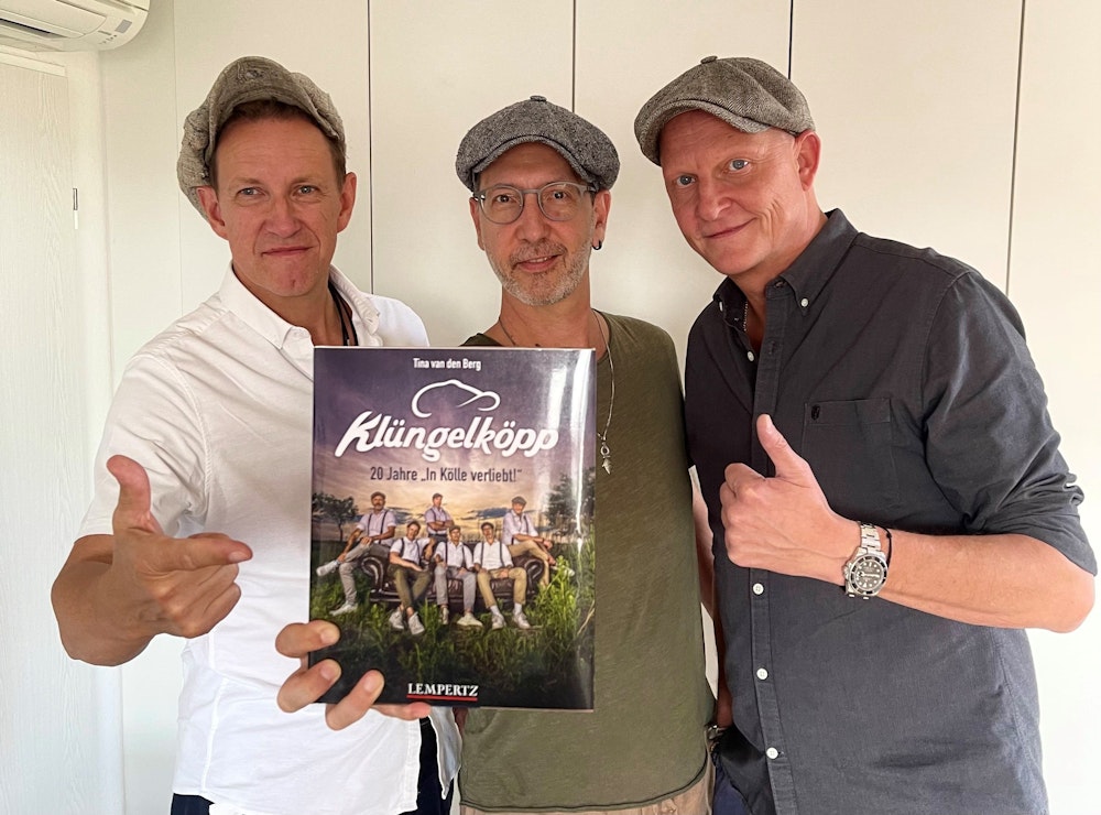 Robert Kowalak, Stephan Loschelders und Jochen Damm (v.l.) mit dem Buch der Klüngelköpp.