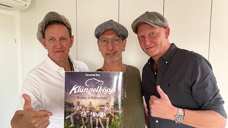 Robert Kowalak, Stephan Loschelders und Jochen Damm (v.l.) mit dem Buch der Klüngelköpp.