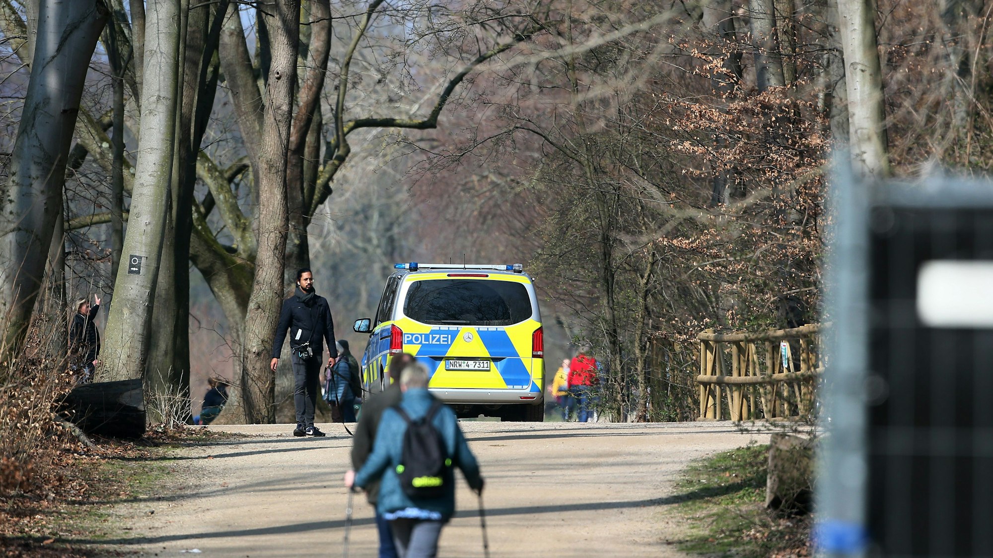 Ein Polizeifahrzeug fährt am 24. März 2021 in einem Kölner Park am Geißbockheim.