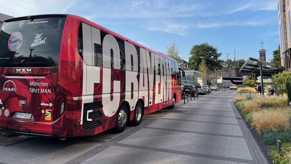 Der Mannschaftsbus des FC Bayern in Köln.