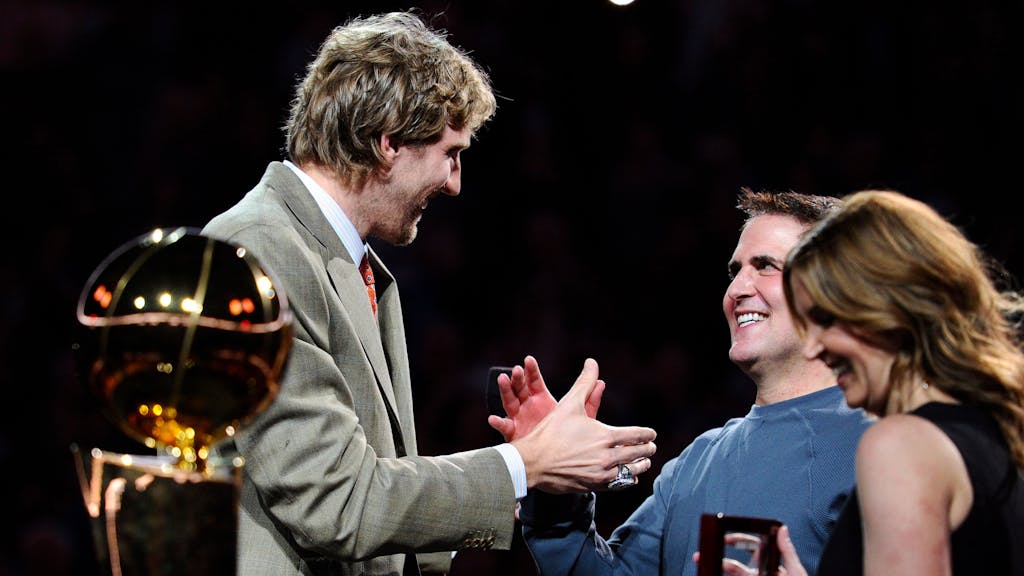 Dirk Nowitzki überreicht 2012 Mark Cuban den Meisterring der NBA.
