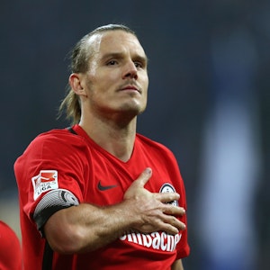 Alexander Meier von Frankfurt bejubelt den 1:0-Sieg gegen Schalke, indem er sich an das Eintracht-Wappen auf seiner Brust fasst.