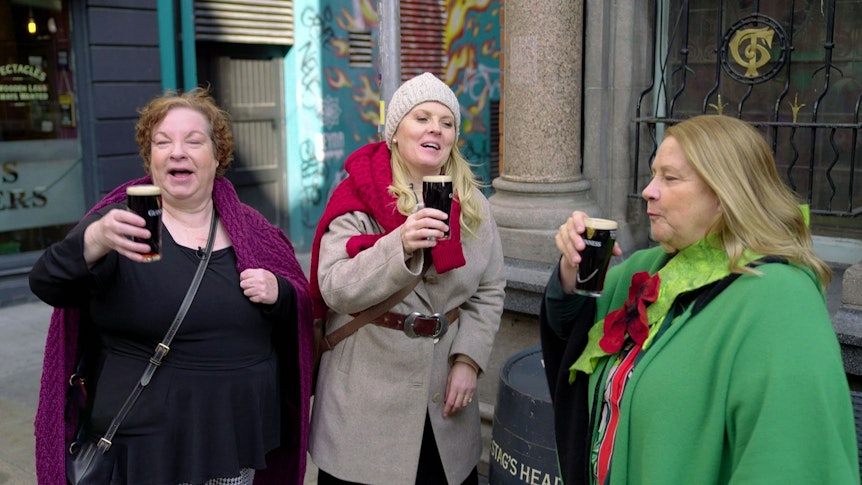 Für Caroline (li.), Patricia und Kathy gibt es erst einmal ein Guinness.