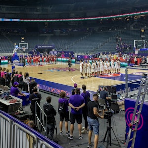 Testlauf auf dem Videowürfel vor dem Start der Basketball Europameisterschaft in der Kölner Lanxessarena.