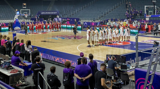 Testlauf auf dem Videowürfel vor dem Start der Basketball Europameisterschaft in der Kölner Lanxessarena.