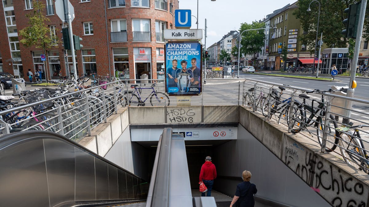 Der Eingang zur Stadtbahnhaltestelle Kalk Post in Köln-Kalk.