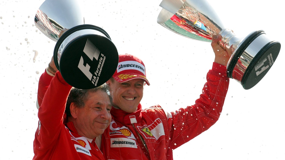 Michael Schumacher und Jean Todt jubeln gemeinsam in Monza über einen Ferrari-Sieg in der Formel 1.