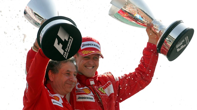 Michael Schumacher und Jean Todt jubeln gemeinsam in Monza über einen Ferrari-Sieg in der Formel 1.
