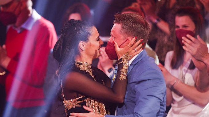 Amira und ihr Mann Oliver Pocher liegen sich nach ihrem Tanz bei „Let's Dance“ (RTL) Ende April 2022 weinend in den Armen.