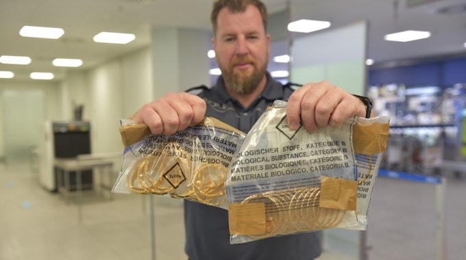 Zollsprecher Jens Ahland zeigt mehrere Tüten mit geschmuggeltem Goldschmuck.