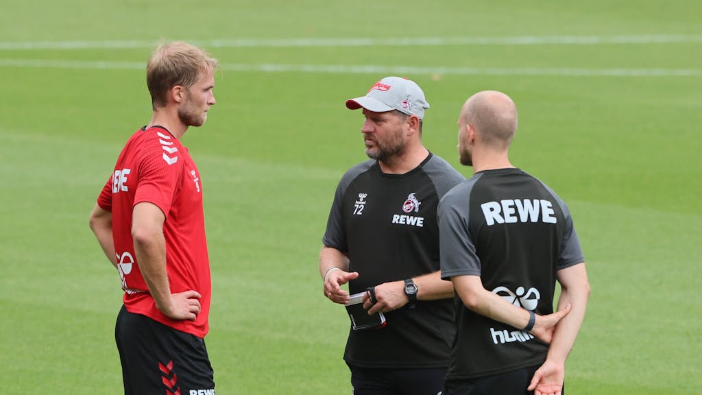 Sebastian Andersson steht mit Steffen Baumgart und Rene Wagner auf dem Trainingsplatz am Geißbockheim.