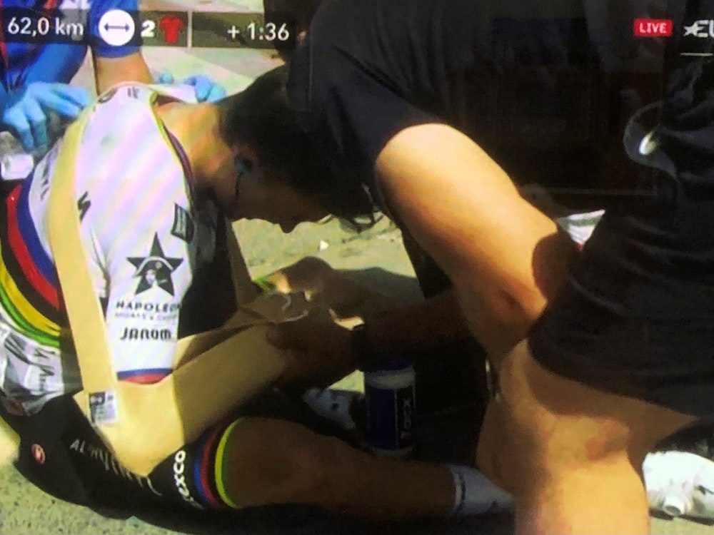 Julian Alaphilippe mit verbundenem Arm bei der Vuelta.