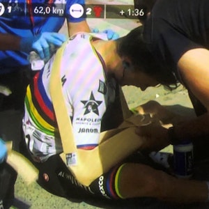 Julian Alaphilippe mit verbundenem Arm bei der Vuelta.
