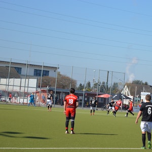 Momentaufnahme beim Amateurfußballspiel zwischen Lülsdorf und Niederkassel.