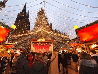 Auch auf den Kölner Weihnachtsmärkten soll Energie gespart werden. Das Foto zeigt den Markt am Kölner Dom.