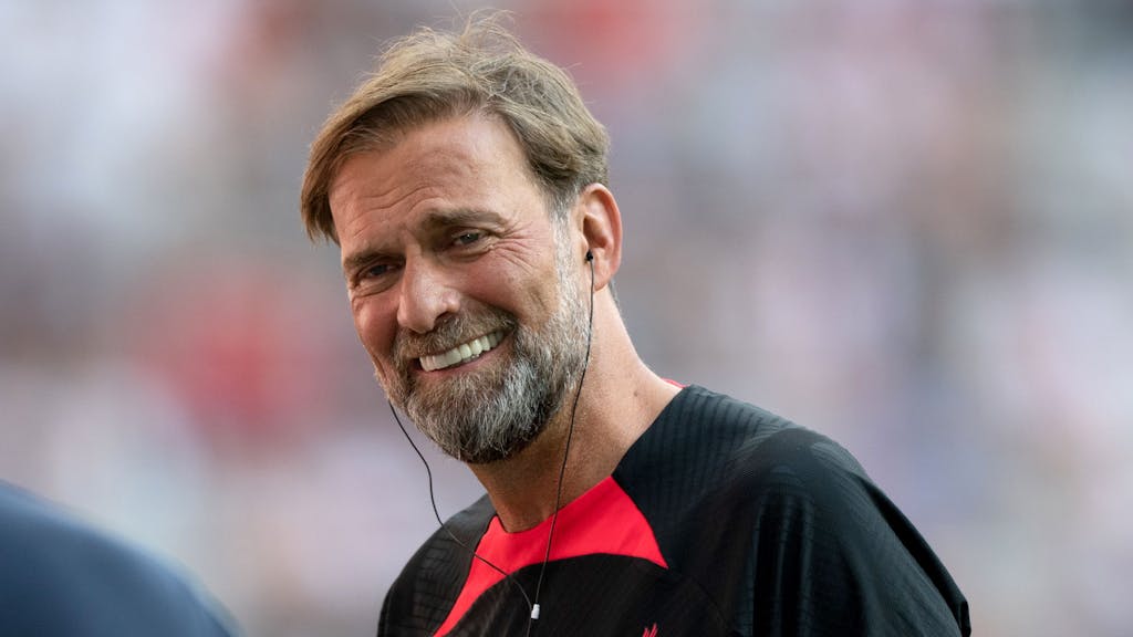 Trainer Jürgen Klopp von Liverpool steht vor Beginn des Spiels zwischen Liverpool und Leipzig im Stadion. 