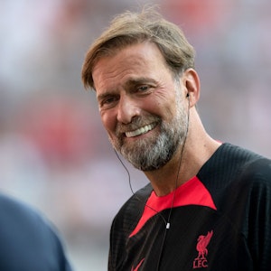 Trainer Jürgen Klopp von Liverpool steht vor Beginn des Spiels zwischen Liverpool und Leipzig im Stadion.