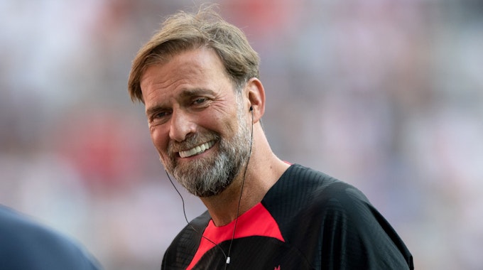 Trainer Jürgen Klopp von Liverpool steht vor Beginn des Spiels zwischen Liverpool und Leipzig im Stadion.