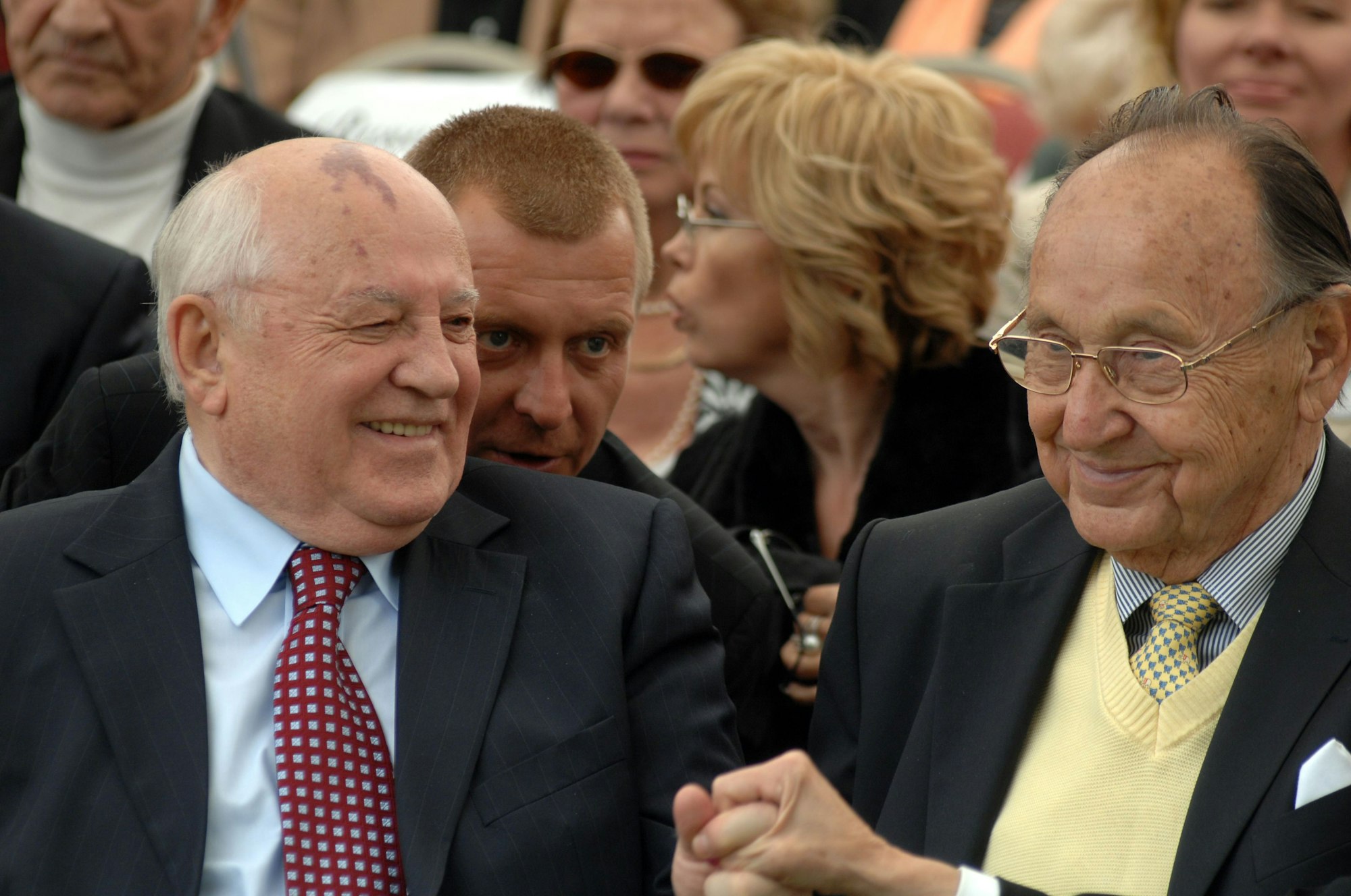 Michail Gorbatschow und Hans-Dietrich Genscher lachen in die Kamera