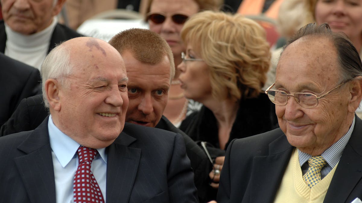 Michail Gorbatschow und Hans-Dietrich Genscher lachen in die Kamera&nbsp;<p></p>