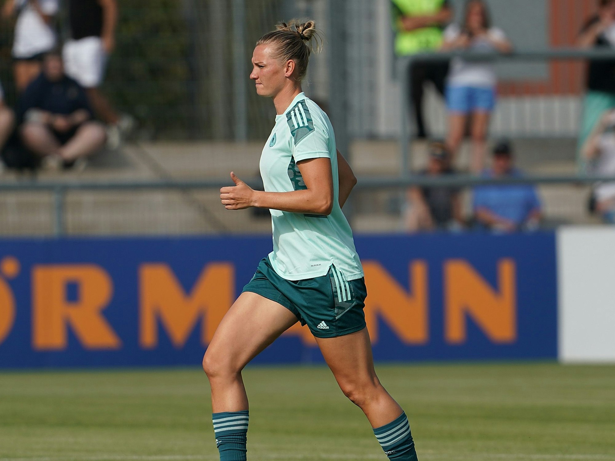 Deutschlands Nationalspielerin Alexandra Popp vom VfL Wolfsburg beim Auwärmen.