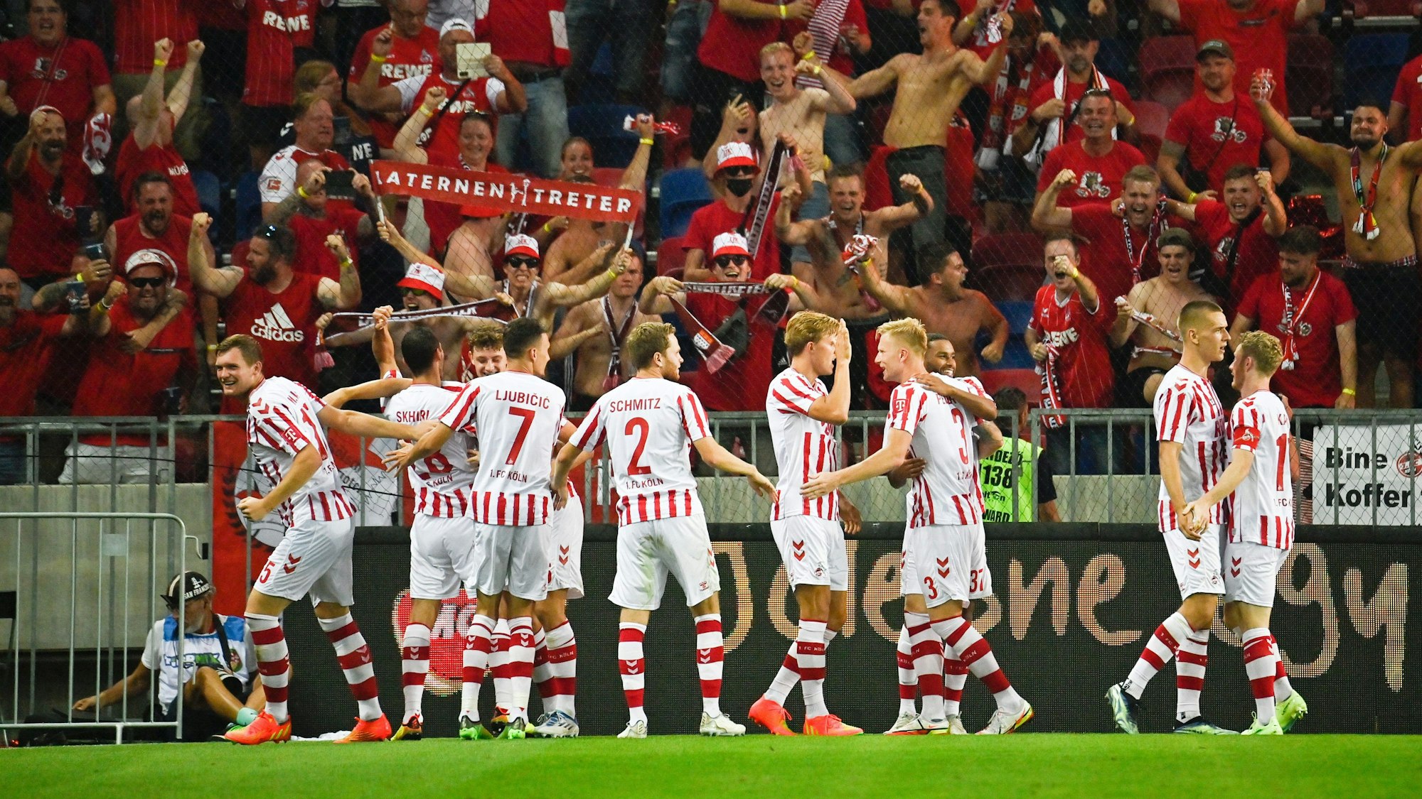 Die Spieler des 1. FC Köln jubeln in den Playoffs der Conference League vor dem Gästeblock