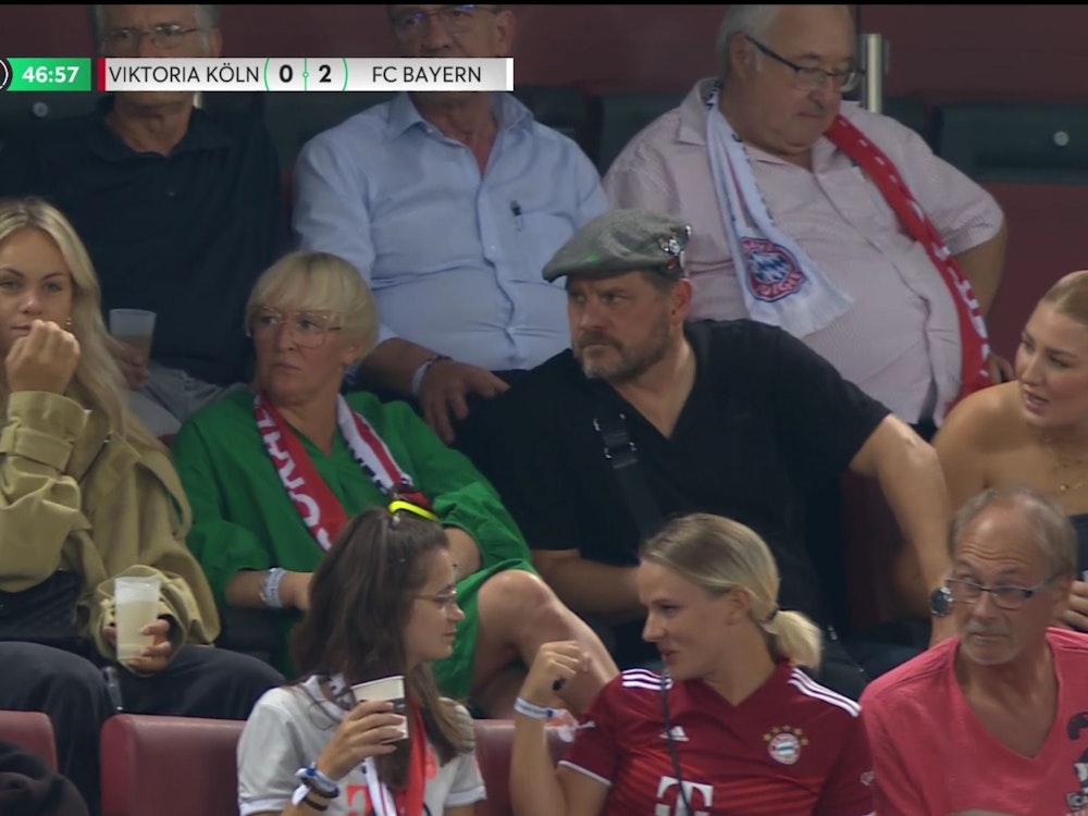 Steffen Baumgart sitzt beim Viktoria-Gastspiel im Rhein-Energie-Stadion auf der Tribüne.