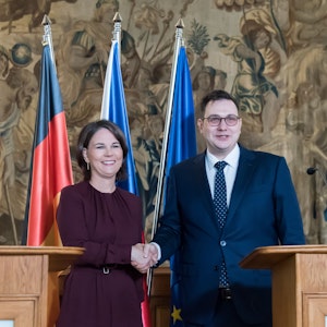 Außenministerin Annalena Baerbock und ihr tschechischer Amtskollege Jan Lipavsky geben sich am 26. Juli 2022 in Prag die Hand.