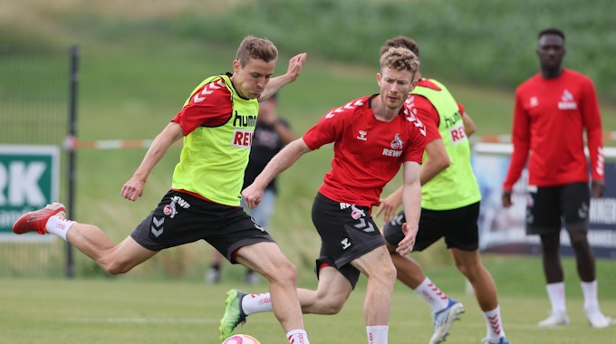 Niklas Hauptmann (1. FC Köln) schießt, Florian Kainz schaut auf den Ball.