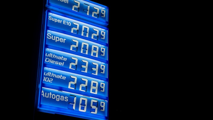 Eine Berliner Aral-Tankstelle an der Holzmarktstraße weist gegen 2 Uhr morgens bereits erhöhte Preise aus, bei denen nur noch Autogas unter 2 Euro liegt. I