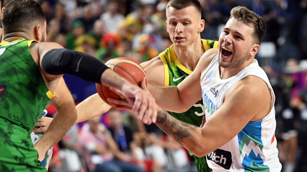 Sloweniens Luka Doncic (r) und Litauens Marius Grigonis (l) kämpfen um den Ball.&nbsp;