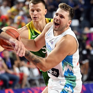 Sloweniens Luka Doncic (r) und Litauens Marius Grigonis (l) kämpfen um den Ball.