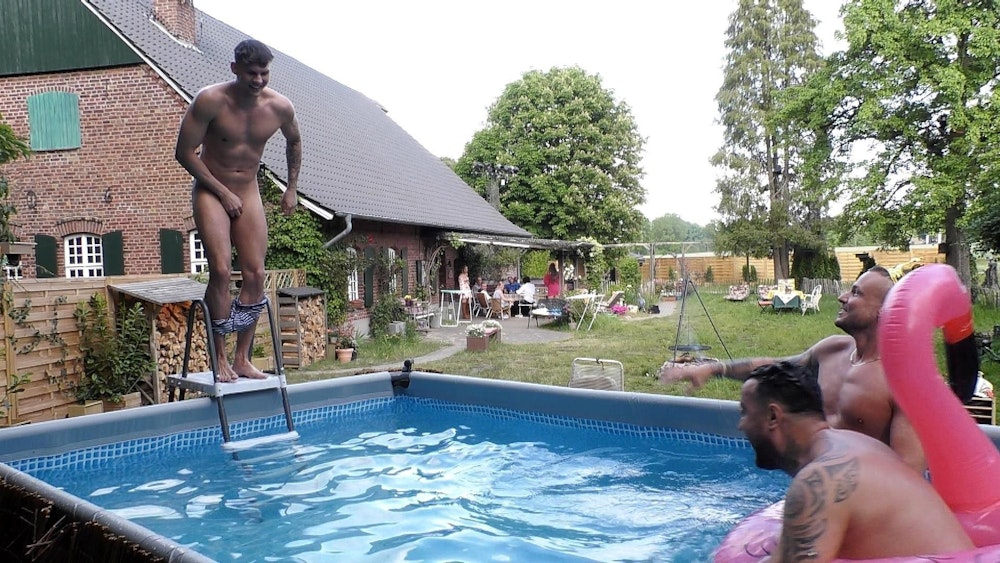 Marcel (l.) springt nackt in den Pool, gemeinsam mit Eric (r.) und Cosimo. Die Verwendung des sendungsbezogenen Materials ist nur mit dem Hinweis und Verlinkung auf RTL+ gestattet.