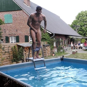 Marcel (l.) springt nackt in den Pool, gemeinsam mit Eric (r.) und Cosimo. Die Verwendung des sendungsbezogenen Materials ist nur mit dem Hinweis und Verlinkung auf RTL+ gestattet.